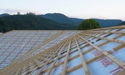 Необходимость, правила использования, типы и монтаж ветрозащиты для кровли